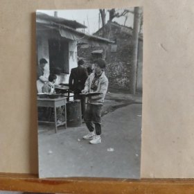 老照片 : 幸福一天从这开始(八十年代的的早点铺)12.5cmx7.5cm