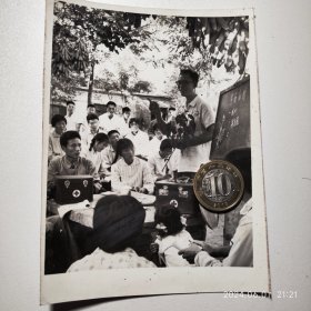 1974年徐州医学院（现徐州医科大学）附属医院医疗队的医生在向赤脚医生普及中药麻醉知识银盐老照片一张。官方原版老照片。尺幅15.3*11.6cm