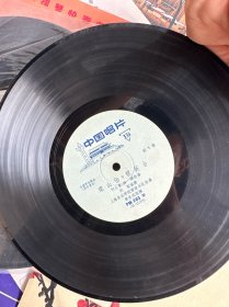 黑胶木老唱片 沈榕 独奏 小提琴协奏曲梁山伯与祝英台+早期唱片 俞丽娜 独奏 小提琴协奏曲梁山伯与祝英台 33转 两张合售