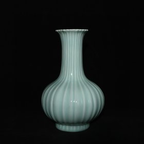清乾隆年制单色釉瓜棱花口赏瓶，高32×21厘米
