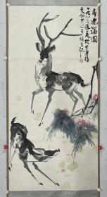 陈雄立，1939年生于北京，专长写意花鸟，兼及山水人物，尤以水墨画鹿享誉国内外。1956年参加由周恩来总理倡导成立的以齐白石为会长的北京中国画研究会（该会127名会员如今在世仅有陈雄立老师一人），成为李苦禅大师入室弟子，与大师习画达二十七年之久。曾应邀去澳州、美国、台北等地举办个展。