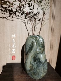 石不虽不语最可人。如此水乳交融的画意石器真是太“中国”了。无论你用它来插花还是就这样摆放在一隅，都是品位极好的雅物！这么美的宝贝也不打算卖高价，小本生意不议价，30元邮费请自理。