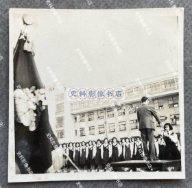 【上海教育史料】1941年7月 上海欧阳路“上海日本高等女学校”教学楼前校长先生对秋季运动会中表现优异的学生进行颁奖 原版老照片一枚（校长身后可见该校校旗。上海日本高等女学校由上海日本居留民团于1920年2月创办，1923年11月3日迁往施高塔路即今山阴路新校舍，1934年7月在欧阳路上另建新校舍，并于1936年2月落成迁入，1942年改名为上海日本第一高等女学校，1945年日本战败后解散。）