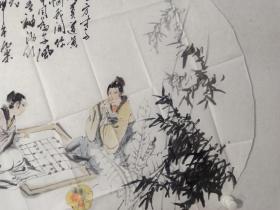 保真书画，孟凡乐大幅圆光《对弈图》人物画，86×85cm。边有开口。孟凡乐，1949年出生于江苏沛县，毕业于中国美术学院（原浙江美术学院）中国画系人物班。师从陆俨少、吴山明、刘国辉等大师。国家一级美术师。