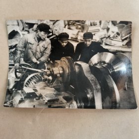 60年代黑白照片机修工人【24】