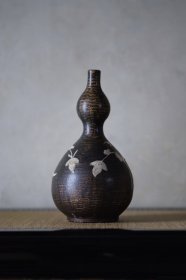 黑高丽镶嵌瓢形瓶博物馆级 约12世纪。造型周正，气质高雅。成色完美无任何损伤。真品保证。附木箱。