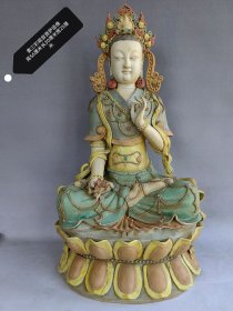 美品
明 素三彩观音菩萨造像
观音结咖跌坐莲台之上，一手手持莲花放于膝上，一手结印。双目俯视，发髻高挽，身戴项珠。通体施黄、绿、紫三彩釉。