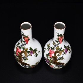 清乾隆珐琅彩松鼠葡萄纹胆瓶 高20厘米 宽10厘米