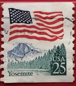 袁袁收藏美国邮票 1988年 国旗 卷筒 优胜美地 1全信销 约塞米蒂国家公园。位于美国西部加利福尼亚州，内华达山脉西麓，峡谷内有默塞德河流过，跨地中海气候与高原山地气候两带，植被类型主要包括亚热带针叶林。以花岗岩悬崖、瀑布、红杉林和野生动物闻名，1984年被列入世界自然遗产。2006年5月13日正式与中国安徽黄山风景名胜区结为友好公园。