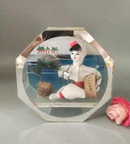 日本回流老物件，八角玻璃展示盒，内有精美日式娃娃和松树摆件，蓝色海水背景，做工精致。盒子边角有轻微磨损，内件保存完好，适合摆放。直径12厘米，高5厘米。满58包邮偏远地区邮费自付。