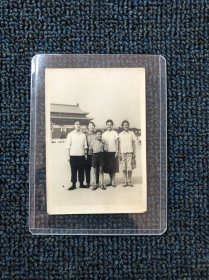 老照片：天安门合影（形象气质佳）
