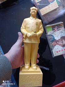 《毛泽东同志》树脂材质，高34cm,底座10*10.摆放非常漂亮