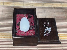 旧藏花梨木镶嵌彩贝花鸟盒子，内藏随形玉手把件 尺寸: 高7厘米 长15厘米 厚9.5厘米 玉：8/4.2/3.2厘米，重164克