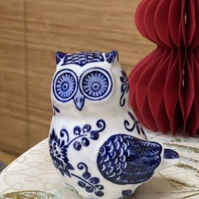 青花瓷猫头鹰，当代陶瓷动物摆件！ 品牌： 《智慧的象征》 材质: 陶瓷 釉色： 青花釉下彩 烧成温度:1380℃ 高11cm 左右