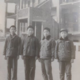 老照片【四中学生在教学楼前】