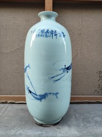 于长征。大师 1962年生于江西南昌，祖籍鄱阳。大学文化,2003年评为江西省高级工艺美术师，2009年评为景德镇工艺美术大师，2012年评为江西省工艺美术大师，2013年评为教授级工艺美术师。现任景德镇市国家用瓷办公室主任，九三学社景德镇市委会主委，九三学社江西书画院副院长，景德镇市政协常委，江西省政协委员。景德镇市专业技术拔尖人才，系中国工艺美术学会会员，江西省工艺美术系列高级职称评委。