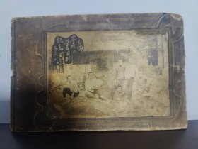 台城小学校学友留别纪念 1936.6月 台山市台城中心小学，原名台山县附城镇中心小学。2001年10月更名为台山市台城镇中心小学,2006年11月更为现名。学校位于台城富城大道69号。1990年6月由原附城镇人民政府投入200多万元，并发动海内外乡亲捐资100多万元，于次年7月建成由4幢连成一体的回字形综合教学大楼，同年9月开始投入使用。1996年由旅港乡亲李陈维湘女士捐资100万