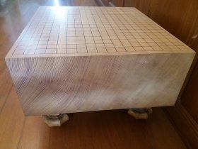 围棋盘(围棋棋盘、围棋墩) 日本青山棋盘店制作 天柾 棋盘尺寸(不连足):尺五寸二分*四寸二分*六寸(约44CM*41CM*17.3CM) 有桐木盖 桥本宇太郎毛笔签名 参见纳品书