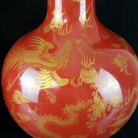 大清康熙郎红釉描金龙凤呈祥天球瓶一对