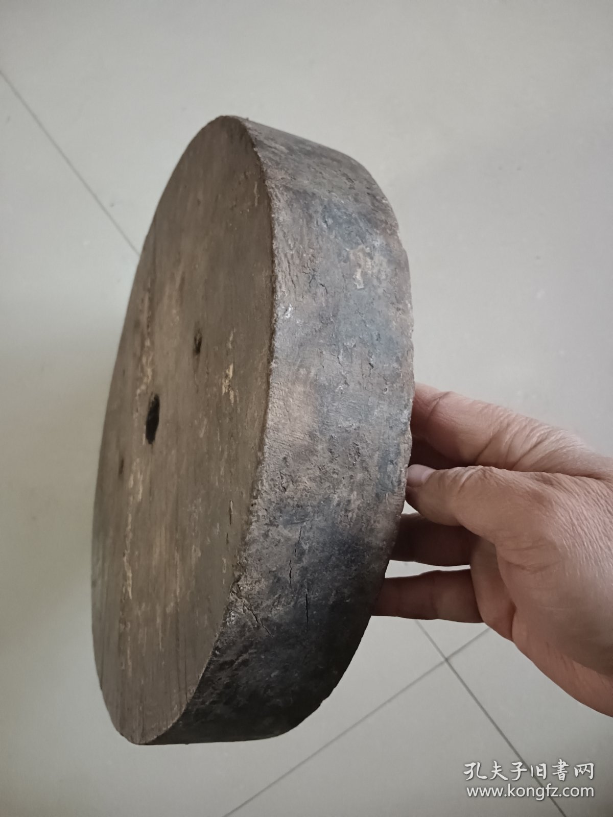 老圆形木头 可当茶座 摆件座 直径30厚度5.7 重1.5公斤左右 背面有榫卯固定 中心有孔