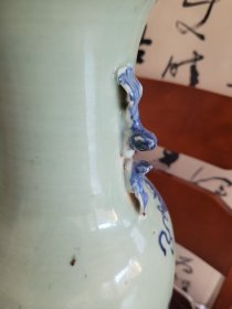 清中期：豆青釉青花加白平升三级300件大瓶。画工精美，青花发色靓丽。高59.7厘米，直径23厘米。口沿内釉表面有一个1厘米长，很浅的缩釉（出窑前形成的）。保真。顺丰包邮，保价。 清嘉道时期的300件青花加白大瓶，保留到今天，如此品相，非常难得。