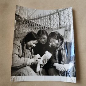 60年代黑白照片，女青年【24】