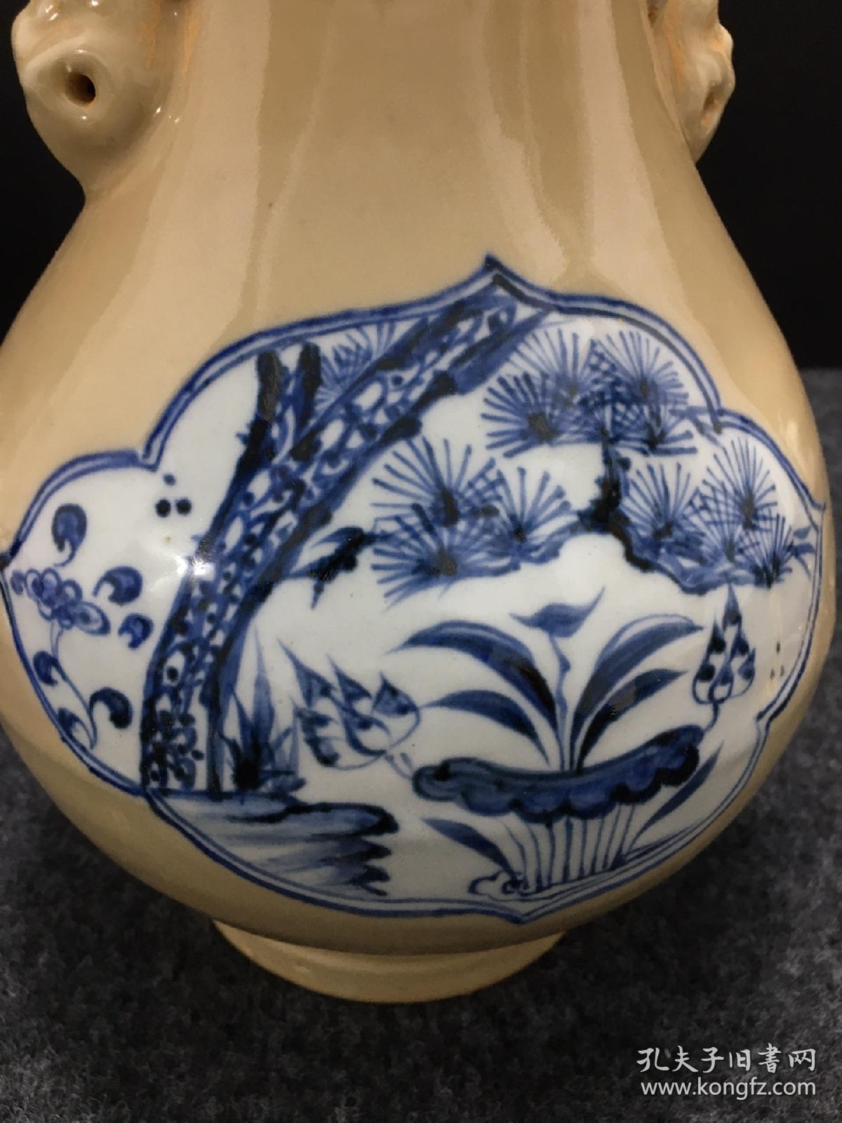 青花双耳花口瓶，花开富贵