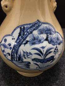 青花双耳花口瓶，花开富贵