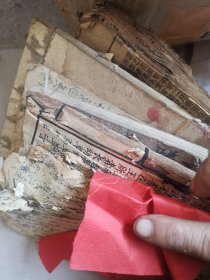 老房子 爷爷他们收的好多旧书 破书几箱子