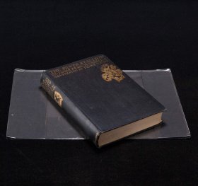 欧洲英国古董书1928年，英文—卡贝尔著作小说《银驹》。含11幅精美又充满想象力的钢版画作品，二十余幅木刻版画插图。硬精装18x25x4cm，360页。