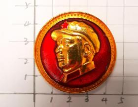 毛主席像章（金色，武像），甚为威严。周边74个小五星设计与主席帽徽的五星遥相呼应。