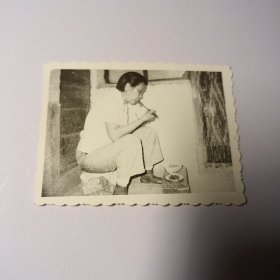 老照片–中年女子坐在家中吃饭留影