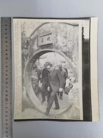 民国大幅尺寸新闻照1974年基辛格访华苏州拙政园老照片