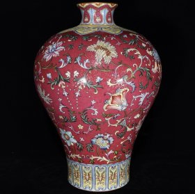清乾隆胭脂红珐琅彩花卉纹梅瓶，38×26厘米