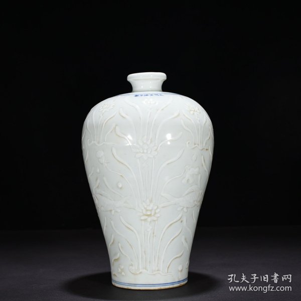 明宣德甜白釉雕刻鱼藻纹梅瓶 31*16厘米