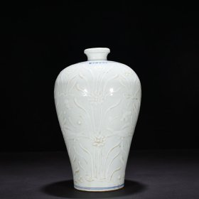 明宣德甜白釉雕刻鱼藻纹梅瓶 31*16厘米