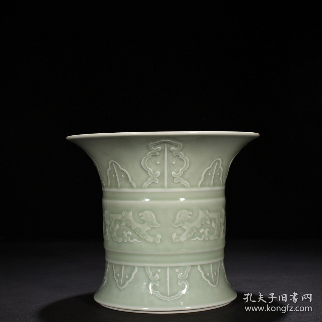 瓷器 清乾隆粉青釉刻螭龙纹束腰笔筒 19*22厘米