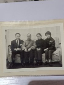 黑白影集一册（有一枚七十年代中国驻罗马尼亚首都布加勒斯特大使馆留影，为保证资料的要完整性，整册出售）
