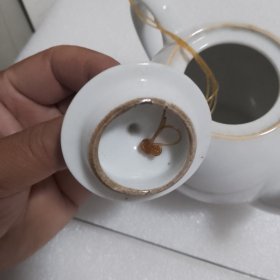 手绘图案的景德镇瓷壶（有使有过的痕迹，壶盖内边稍有旧瑕疵如图）