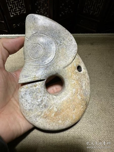 馆藏级红山文化猪龙，整体钙化鸡骨白，透闪石结构，重约1049克。全品完整，傻开门状态，与馆藏同款。适合收藏或摆件，感兴趣的朋友可以联系我。