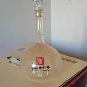 西凤酒瓶
瓶内为华山造型
高25cm底部直径10cm