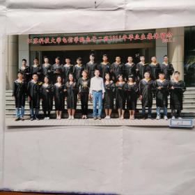 照片：江苏科技大学电信学院电子二班2015年毕业生集体留念（018）