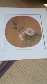 二玄社复制品 宋画花卉草虫选集 之一 绢本原大复制 宋人 芙蓉图 1986年 出版 品相如图 轻微折角 硌痕 特价处理 不议价 可以直接悬挂也可以回去装框一点不影响 临摹学习的好资料 外尺寸40*40厘米