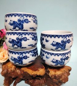 全新全品，唐子绘婴戏图茶碗。口径8厘米。高5.5厘米。五客一起出。T69