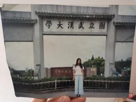 一张彩色老照片：“国立武汉大学”牌坊，武汉大学校门口