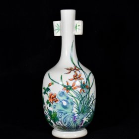 大清乾隆年制斗彩兰花蝶恋花纹贯耳尊瓶 高23.2径9.8厘米1