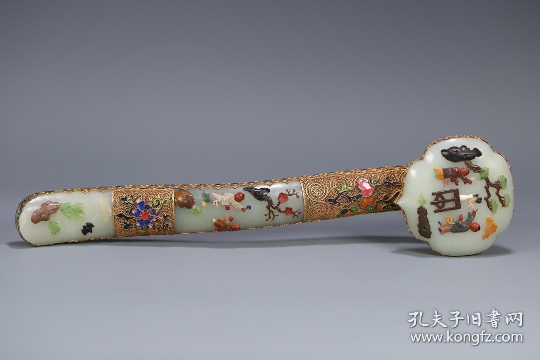 回流 老和田玉如意摆件、金镶玉、和田玉整雕如意、鎏金花丝镶嵌、如意头多宝镶嵌童子送福、立体感强，形制精美，状态良好、全品、尺寸：38.5*10*6.5厘米、重1046克！