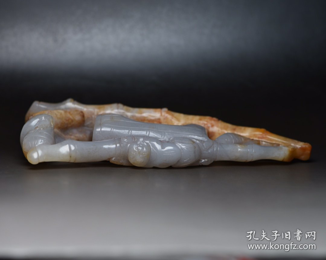 和田玉船，一帆风顺   规格: 15×7.1×2.3厘米   重 226克。