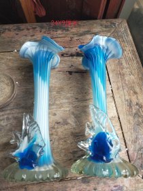 一对怀旧有标签蓝色玻璃鱼花插花瓶
