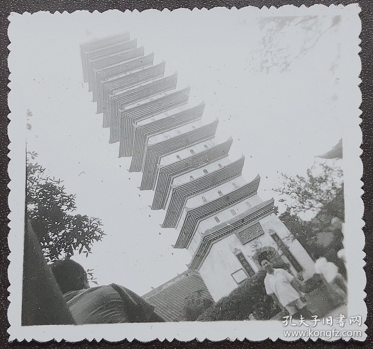 成都老照片，成都宝光禅寺留影，背题1982年